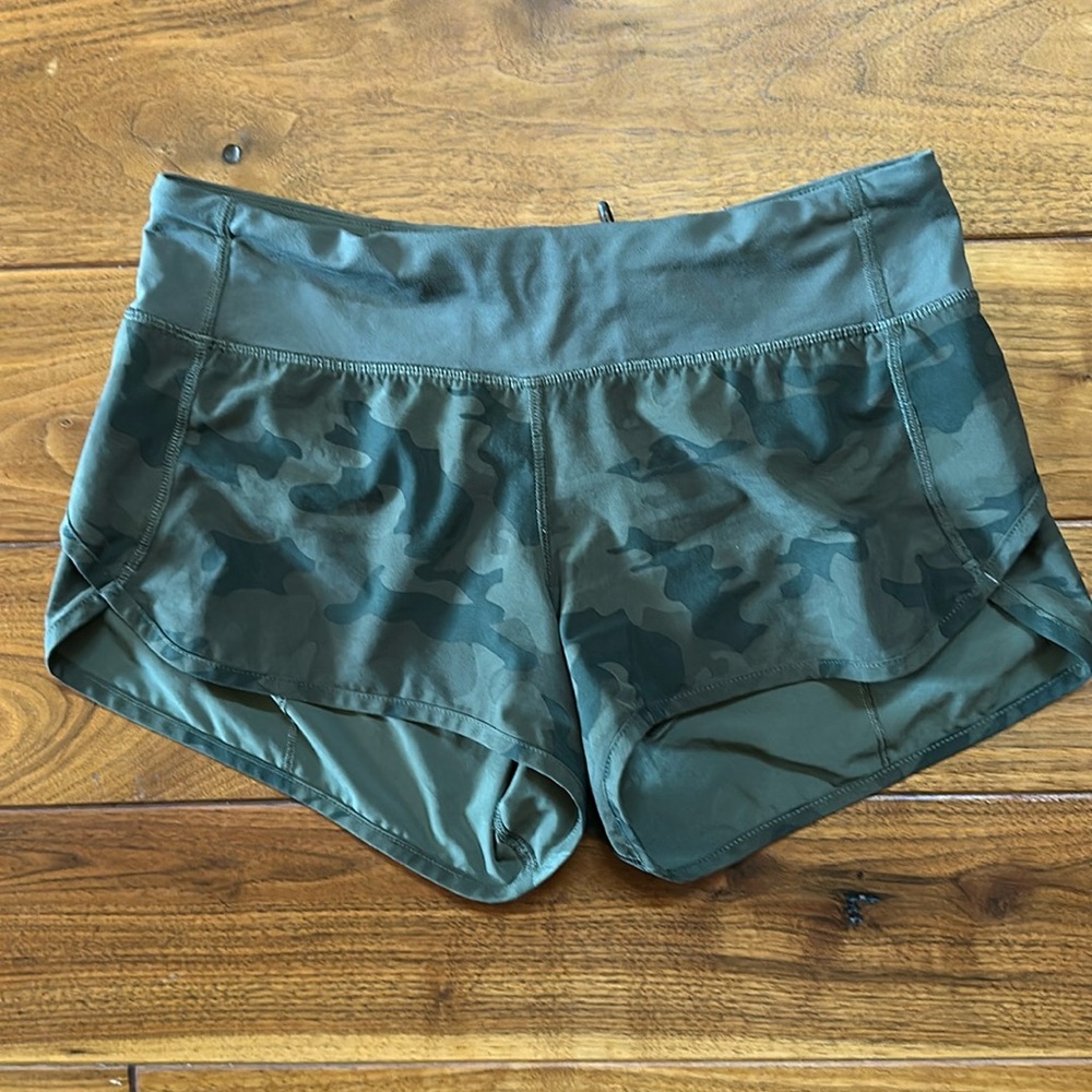 Lululemon Green Savasana Camo Speed Up 2.5" Lined Shorts Women Size 4